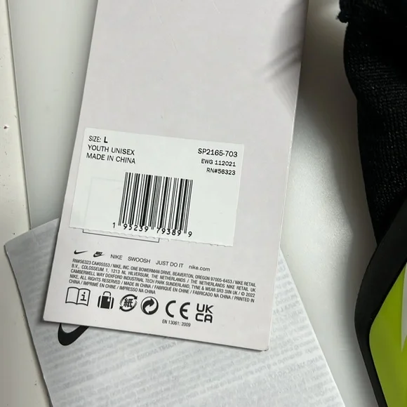 Kids large Nike soccer football Shin Guards - Picture 3 of 4